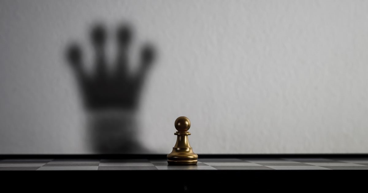 chess piece with shadow changes to king crown